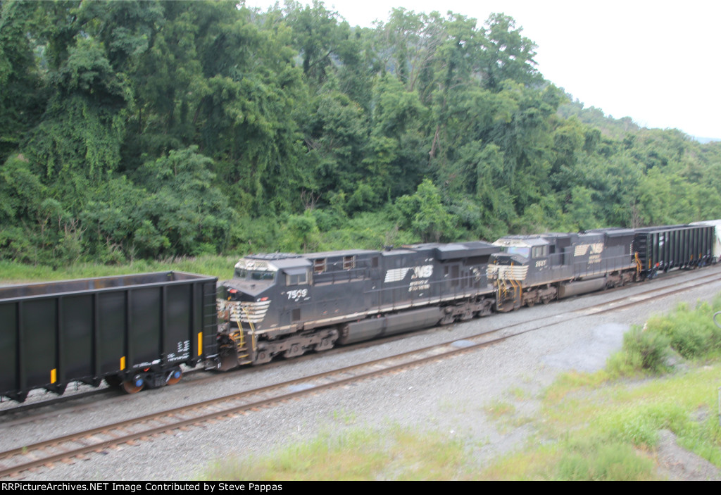 NS 7509 and 2627 as mid train units on train 16T